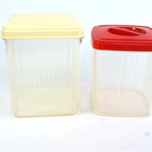 2 vintage kunststof voorraad doosjes