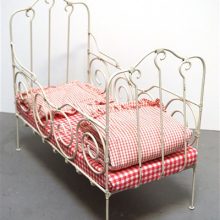 Vintage poppenbedje brocante