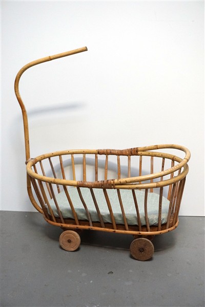 Vintage rotan poppenwieg
