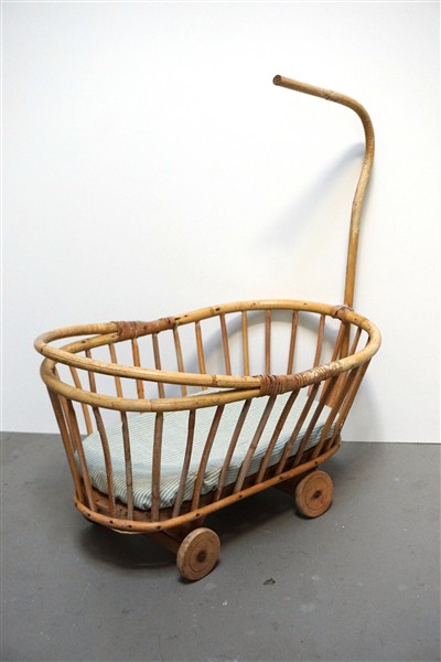 Vintage rotan poppenwieg