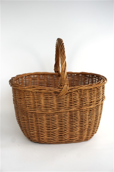 Oude rieten mand + hengsel