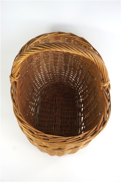 Oude rieten mand + hengsel