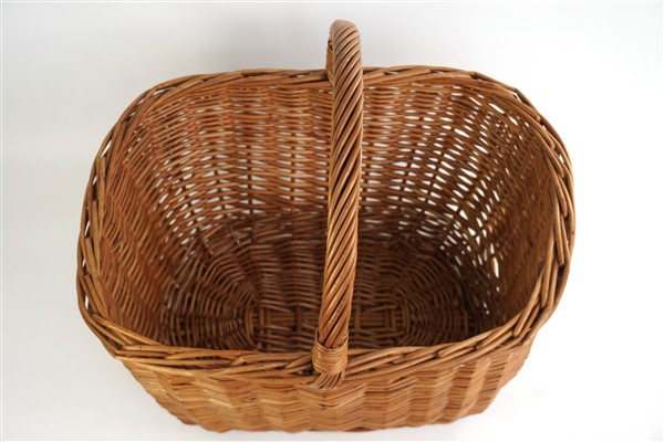 Oude rieten mand + hengsel